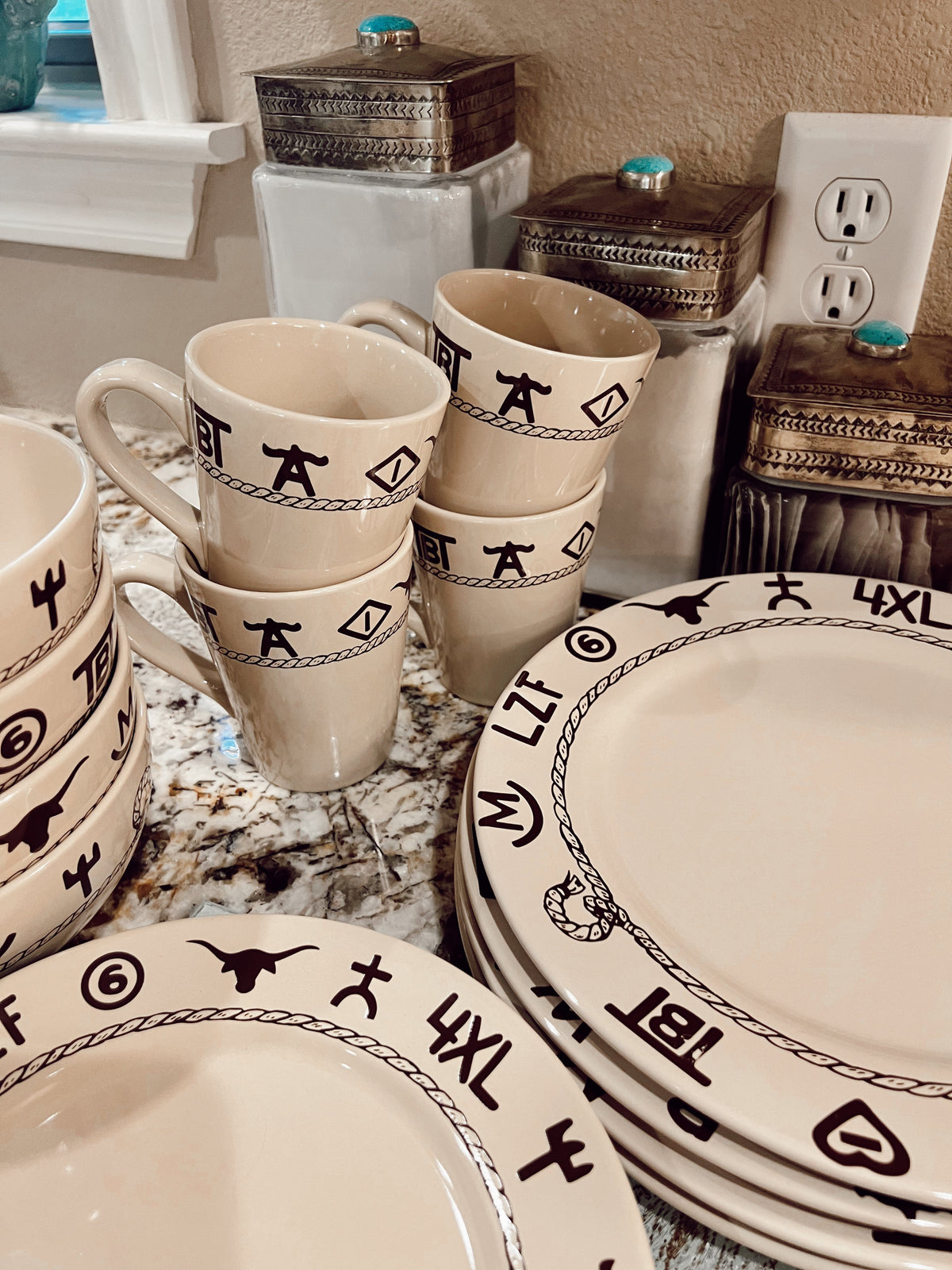 The 16 Piece Branded Dinnerware